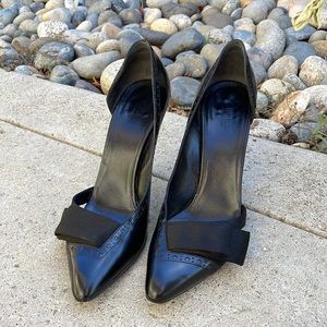 Gucci Black Leather Pointed Toe Bow Pumps